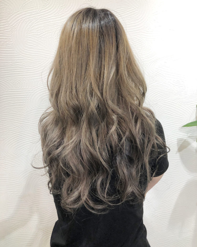 ハイトーンカラー 秋のゆるふわ外国人風スモーキーベージュ Log Hair ログヘアー 広島市安佐南区山本のヘアサロン