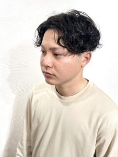 【メンズ】マンネリしやすいセンターパートをパーマでパワーアップ☆